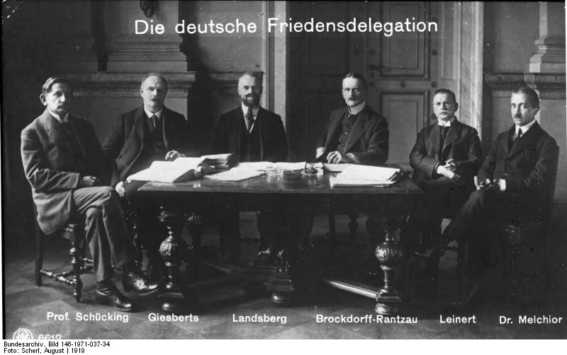 Datei:Deutsche Friedensdelegation 1919.jpg