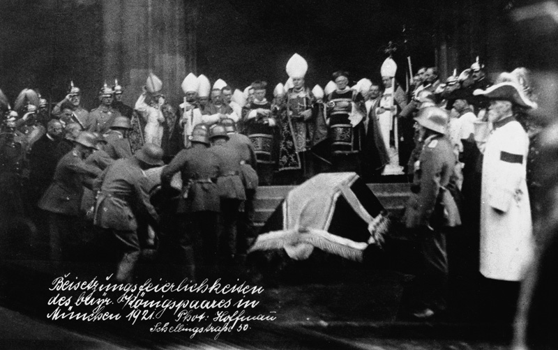 Datei:Beisetzung Ludwigs III Aufbahrung Frauenkirche.jpg