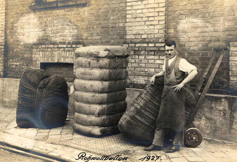 Datei:Rohwollballenverladung Arbeiter 1927.jpg