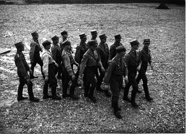 SA-Angehörige beim Marschieren und Exerzieren im SA-Hilfswerklager Erding. (Bayerische Staatsbibliothek, Fotoarchiv Hoffmann)