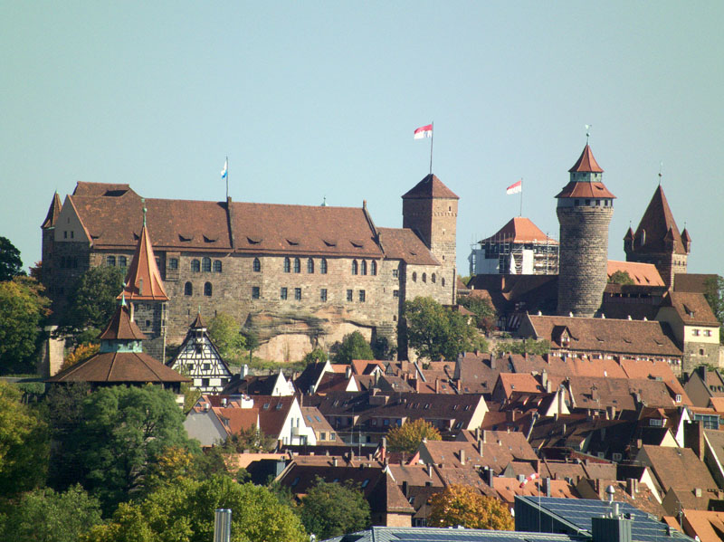 Datei:Burg Nuernberg Frankenflagge.jpg