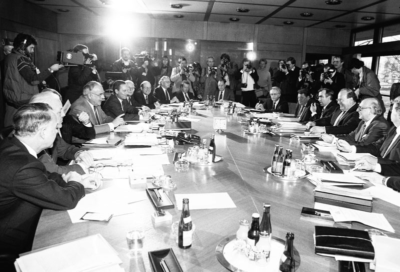 Datei:Erste Sitzung Koalitionsverhandlungen 1987.jpg
