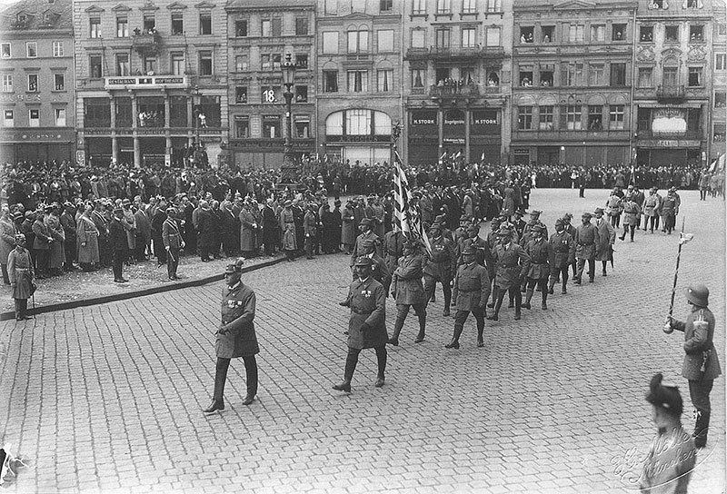 Datei:Parade Einweihung Kriegerdenkmal 1924.jpg