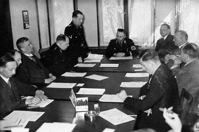 Datei:Himmler Tagung 1933 34.jpg