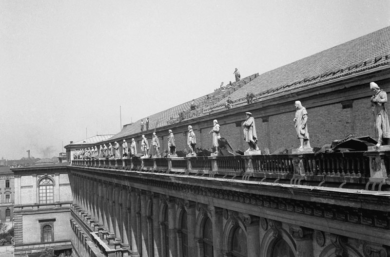 Datei:Alte Pinakothek Ballustrade 1943 BStGS 2010-1934 Neg 43-58k.jpg