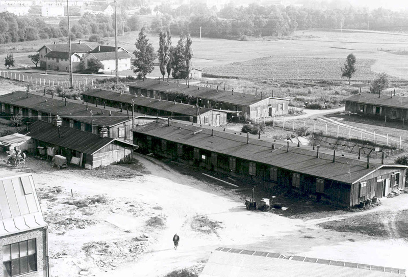 Datei:Baracken Anorgana Gendorf.jpg