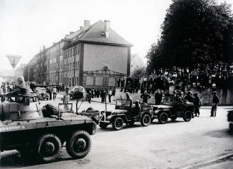 Datei:Polizeikraefte DP-Camp 1946.jpg
