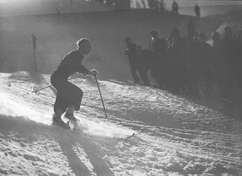 Datei:Olympische Winterspiele 1936 Slalom Damen 2.jpg