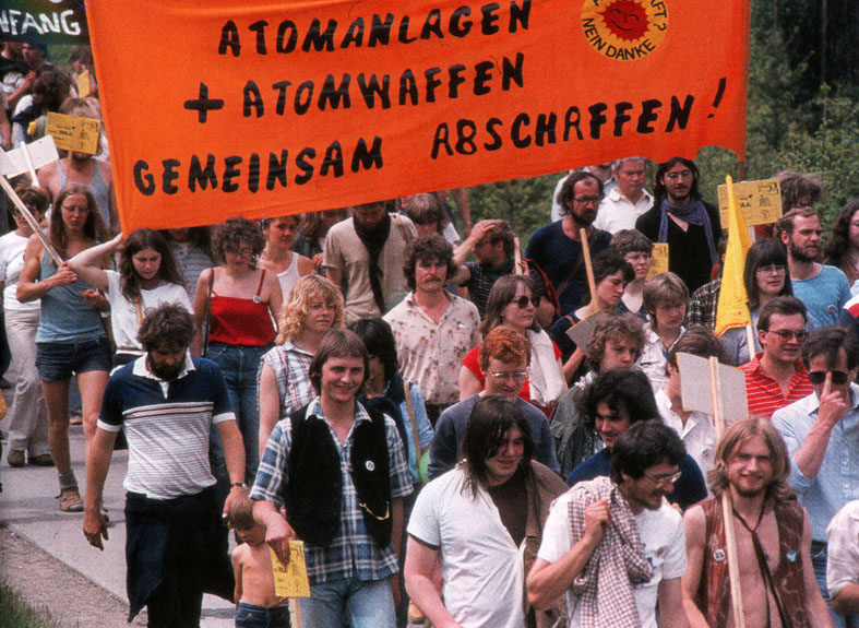 Datei:Demonstranten Wackersdorf.jpg