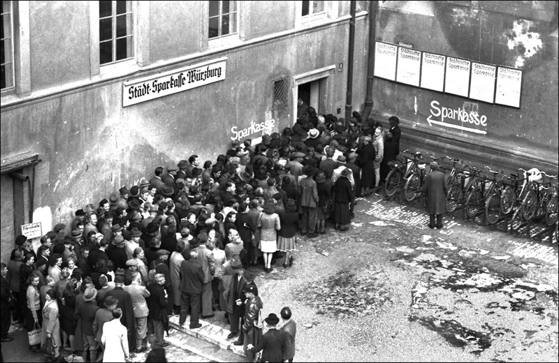 Datei:Geldausgabe Würzburg 1948.jpg