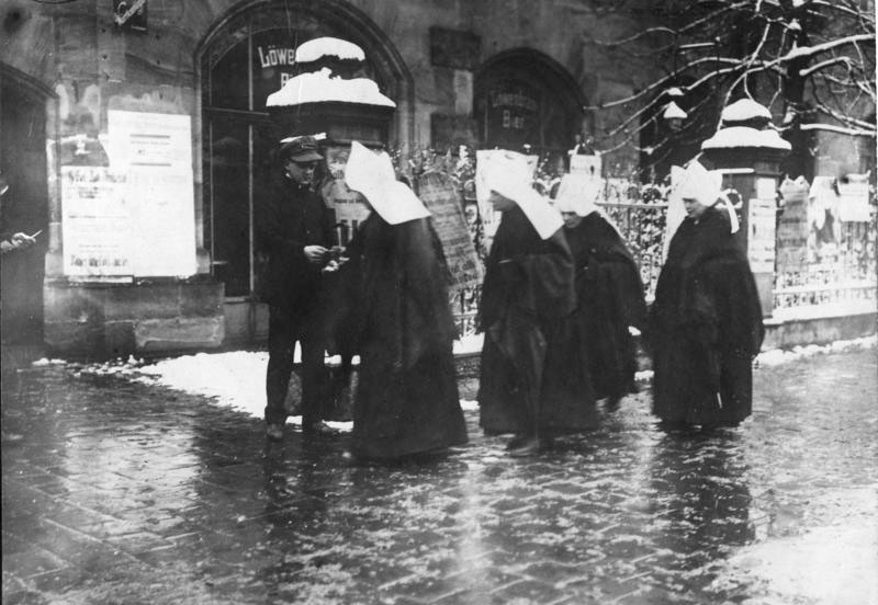 Datei:Nonnen vor Wahllokal 1919.jpg