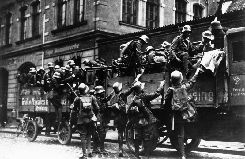 Datei:Hitlerputsch 1923.jpg