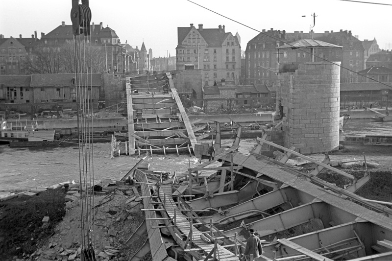 Datei:Donaubruecke Regensburg 1945.jpg