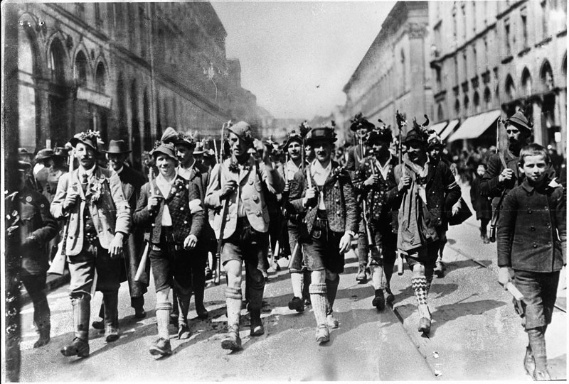 Datei:Freikorps Werdenfels Zug Tracht 1919.jpg