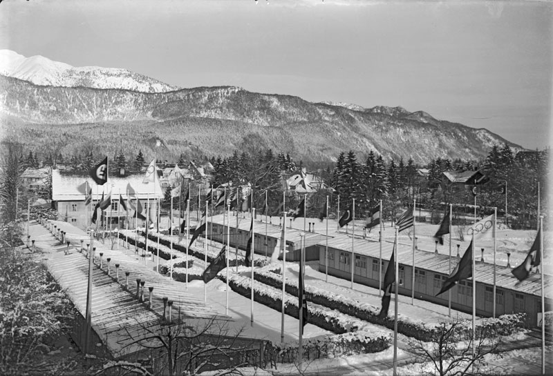 Datei:Olympische Winterspiele 1936 Baracken neu.jpg