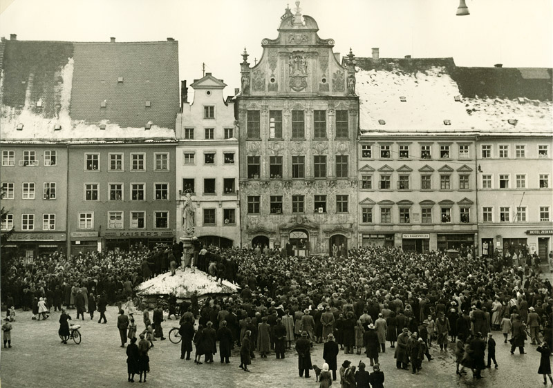 Datei:Protestkundgebung Landsberg Hauptplatz 1951.jpg