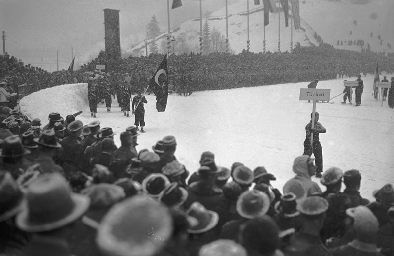 Datei:Eroeffnungsfeier der Olympischen Winterspiele 1936.jpg