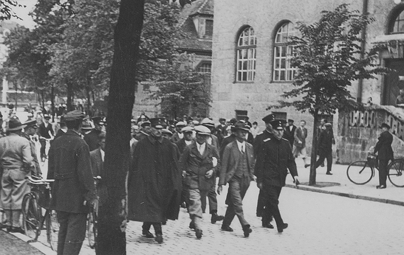 Datei:Verhaftung Sozialdemokraten Straubing 1933.jpg
