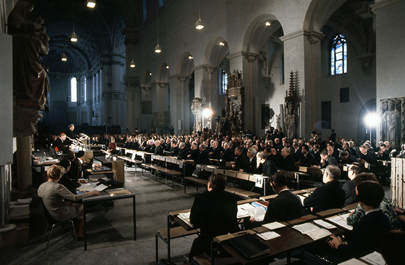 Datei:Konstituierende Sitzung Synode.jpg
