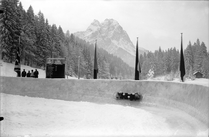 Datei:Olympische Winterspiele 1936 Bobbahn.jpg