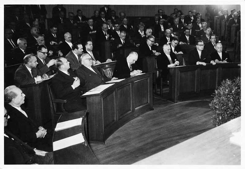 Datei:Bayerischer Landtag Sitzung 1958.jpg