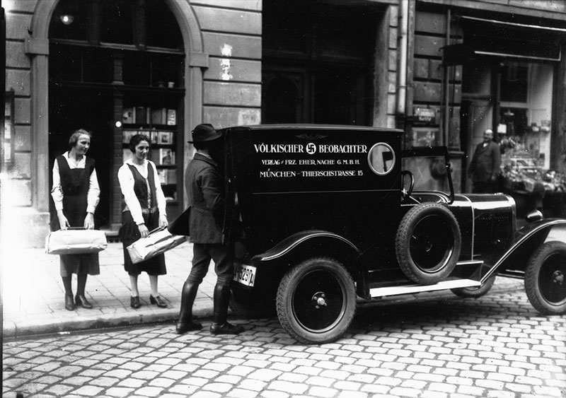 Datei:Verladung Voelkischer Beobachter 1927.jpg