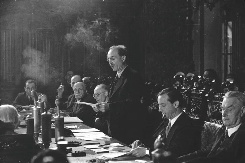 Datei:Pressekonferenz Hoegner 1946 HdBG ka bp-0013.2.3.jpg