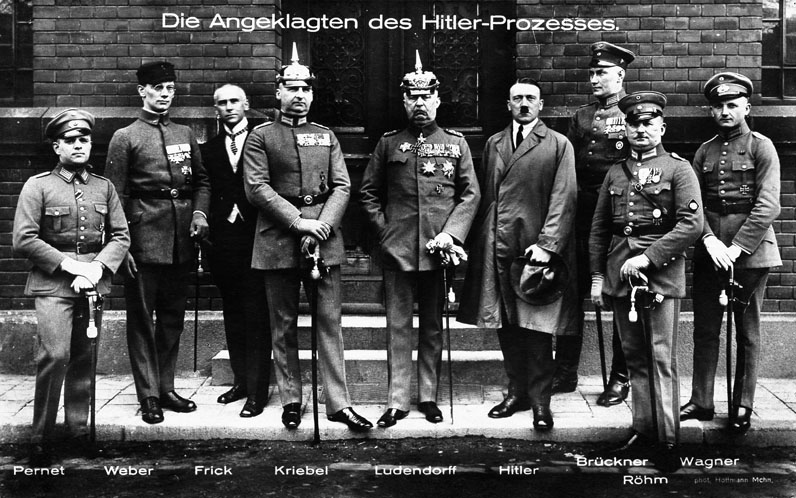 Datei:Angeklagte Hitler-Ludendorff-Prozess.jpg