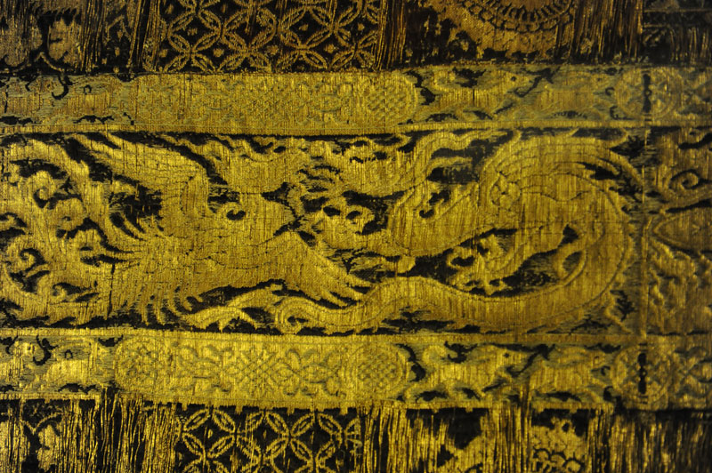 Datei:Detail Kasel schwarz-goldenes Ornat Regensburg.jpg