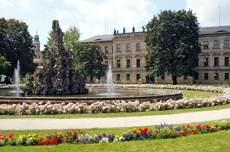Datei:Erlanger Schloss Hugenottenbrunnen.jpg