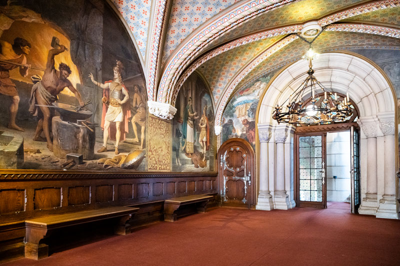 Datei:Neuschwanstein Unterer Vorplatz DI016872.jpg