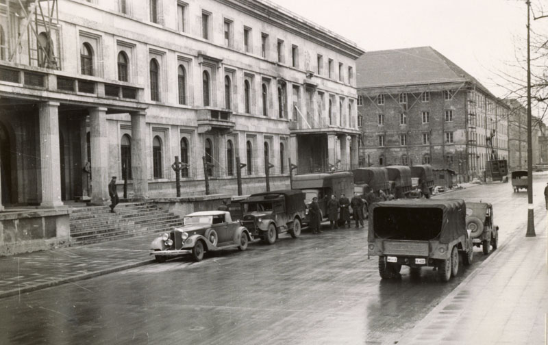 Datei:Abtransport vom Central Collecting Point 1946.jpg