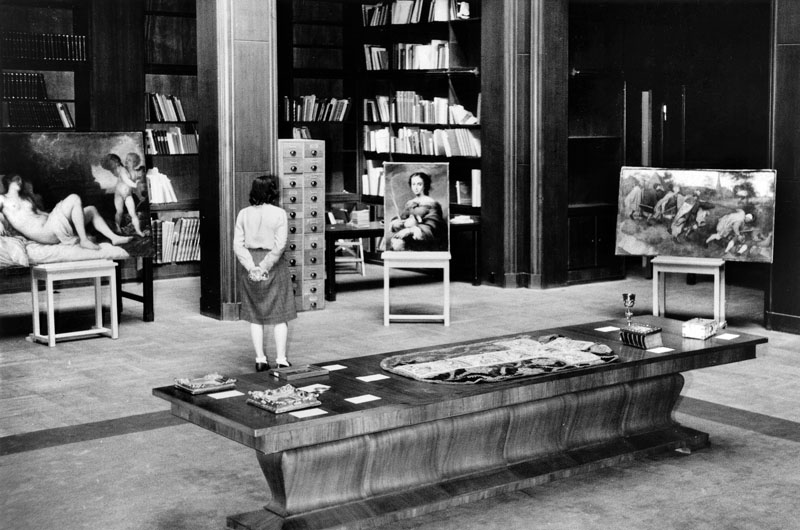 Datei:Central Art Collecting Point Bibliothek Ausstellung 1947.jpg