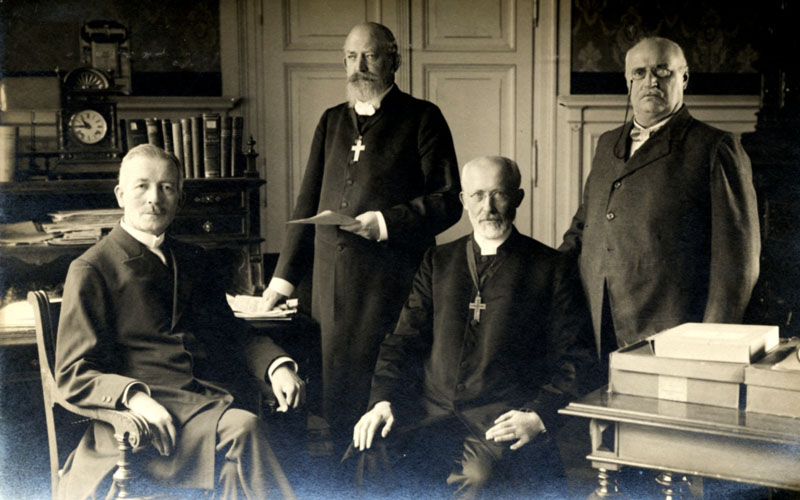 Datei:Kollegium Landeskirchenrat 1921.jpg