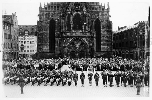SA-Musikzug am Nürnberger Hauptmarkt beim Reichsparteitag der NSDAP 19.-21. August 1927. (Bayerische Staatsbibliothek, Fotoarchiv Hoffmann)