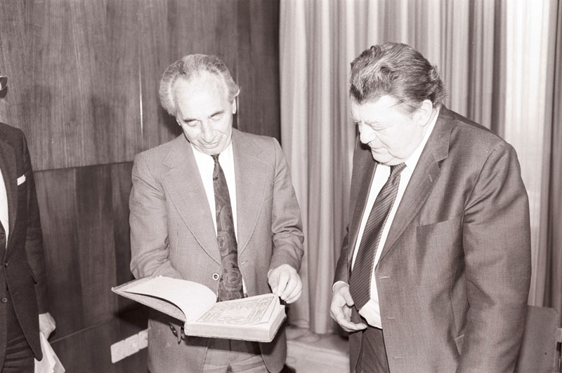 Datei:Treffen Strauss Peres 1985.jpg