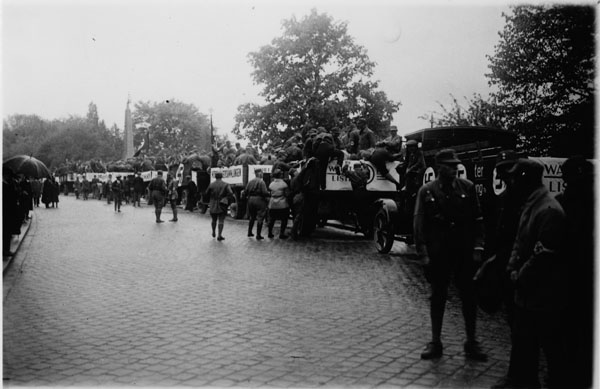 SA-Angehörige beim Reichs- und Landtagwahlkampf 1928 in München. (Bayerische Staatsbibliothek, Fotoarchiv Hoffmann)