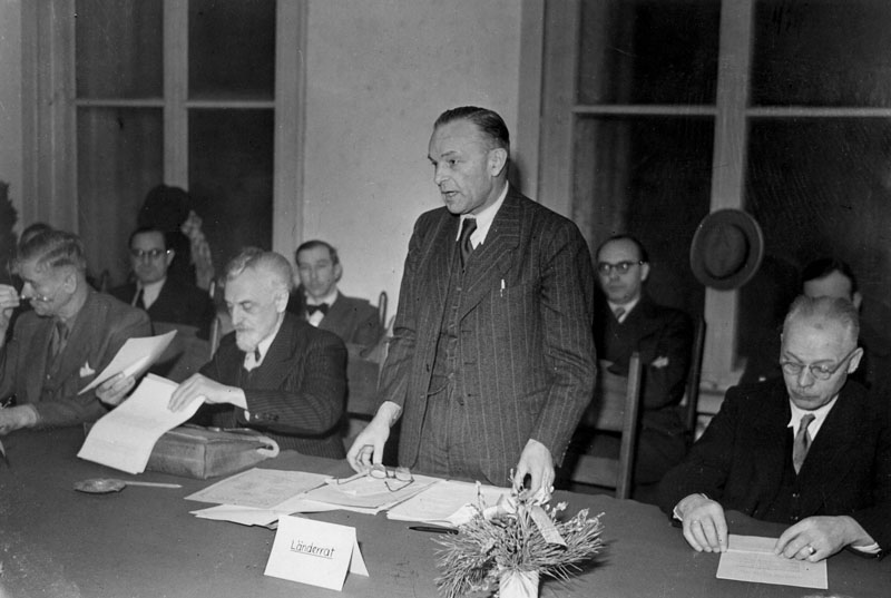 Datei:Erste Sitzung Laenderrat 1948.jpg