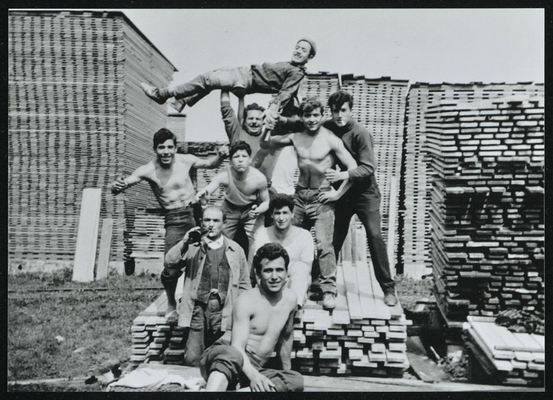 Datei:Italienische Arbeiter Saegewerk Aicher Rosenheim 1960.jpg
