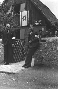 The camp police in the Jewish DP camp (Displaced Persons-L.) in Munich-Freimann, photograph, 1946. (Haus der Bayerischen Geschichte)