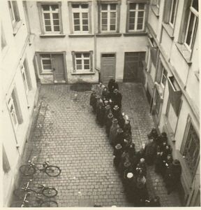 Verhaftete Erlanger Juden im Innenhof des Rathauses am 10. November 1938, Foto: Werner Bösel. (Stadtarchiv Erlangen, VI.F.b.559 /3)
