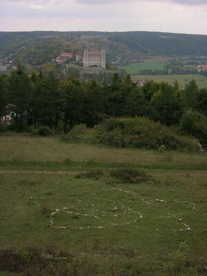Zeitgenössischer Blick auf den Thingplatz und die Willibaldsburg vom Hohen Kreuz Eichstätt. (Foto: WaldiWuff lizenziert durch CC0 1.0 Deed via Wikimedia Commons)