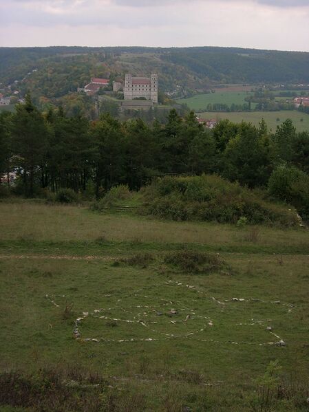 Datei:Hohes Kreuz Eichstaett Willibaldsburg Thingplatz.jpg
