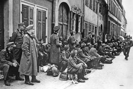 Kriegsgefangene Deutsche Soldaten am Sammelpunkt in der Siechenstraße in Bamberg 1945. (Stadtarchiv Bamberg, BS (B) + 28762-3 - H001 B001)