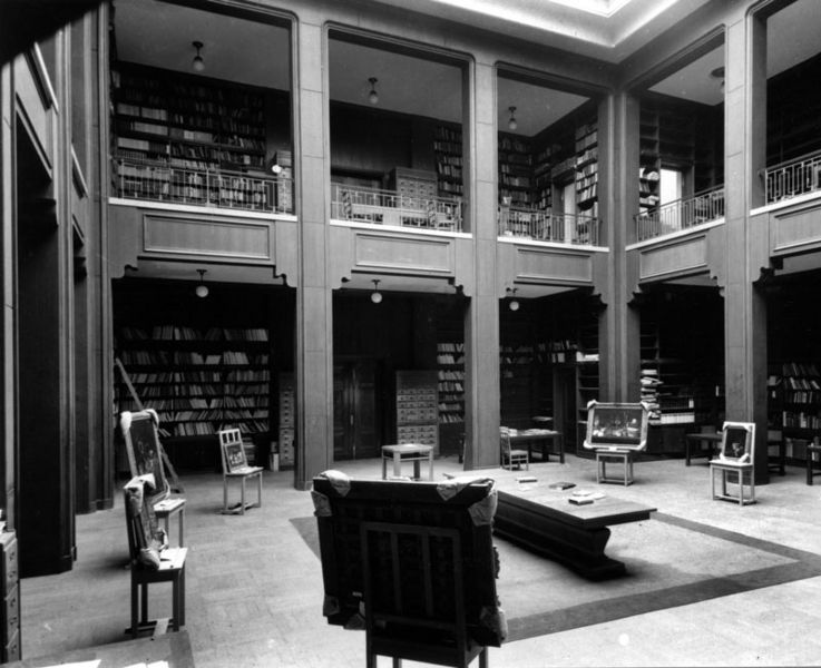 Datei:Ausstellung Bibliothekssaal.jpg