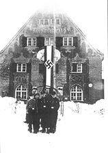 Gruppe von Kinderlandverschickten vor dem Hotel Alpengruß in Garmisch-Partenkirchen, das als KLV-Lager diente. 1943. (Marktarchiv Garmisch-Partenkirchen)