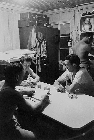 Datei:Gastarbeiter sitzen zusammen.jpg