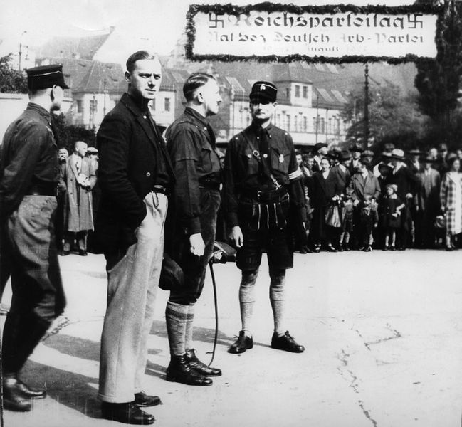 Datei:Rosenberg Hitler Hess Reichsparteitag 1927.jpg