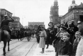 Parade der siegreichen Truppen in München, hier Freikorps Görlitz. (Bayerische Staatsbibliothek, Bildarchiv Hoffmann)