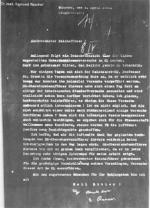 Kopie eines Briefes von Dr. Sigmund Rascher (1909-1945, Arzt im KZ Dachau) an den Reichsführer-SS Heinrich Himmler (NSDAP, 1900-1945) vom 5. April 1942. Rascher unterrichtete Himmler, der von Rascher beeindruckt war, über Ergebnisse seiner Menschenversuche, die er seit 1942 im KZ Dachau durchführte. Der Brief diente der Anklage als Beweismittel im Nürnberger Ärzteprozess (9. Dezember 1946 bis zum 20. August 1947). Rascher konnte in Dachau nicht angeklagt werden. Er und seine zweite Ehefrau Karoline Diehl (geb. Wiedemann) wurden 1944 wegen Säuglingsraub selbst ins KZ Buchenwald bzw. KZ Ravensbrück gebracht. Seine Frau wurde 1944 in Ravensbrück, Rascher selbst 1945 im KZ Dachau hingerichtet. Im Nürnberger Ärzteprozess, dem ersten von zwölf Nürnberger Nachfolgeprozessen, waren 20 KZ-Mediziner und drei weitere Personen wegen Medizinverbrechen angeklagt. Es wurden insgesamt sieben Todesurteile, fünf lebenslängliche und vier langjährige Haftstrafen sowie sieben Freisprüche verkündet. Unter den zum Tode Verurteilten fanden sich u. a. Viktor Brack (1904-1948), Leiter der T4-Organisation, und Karl Brandt (1904-1948), Euthanasiebevollmächtigter. (United States Holocaust Memorial Museum, Bild-Nr. 03631)